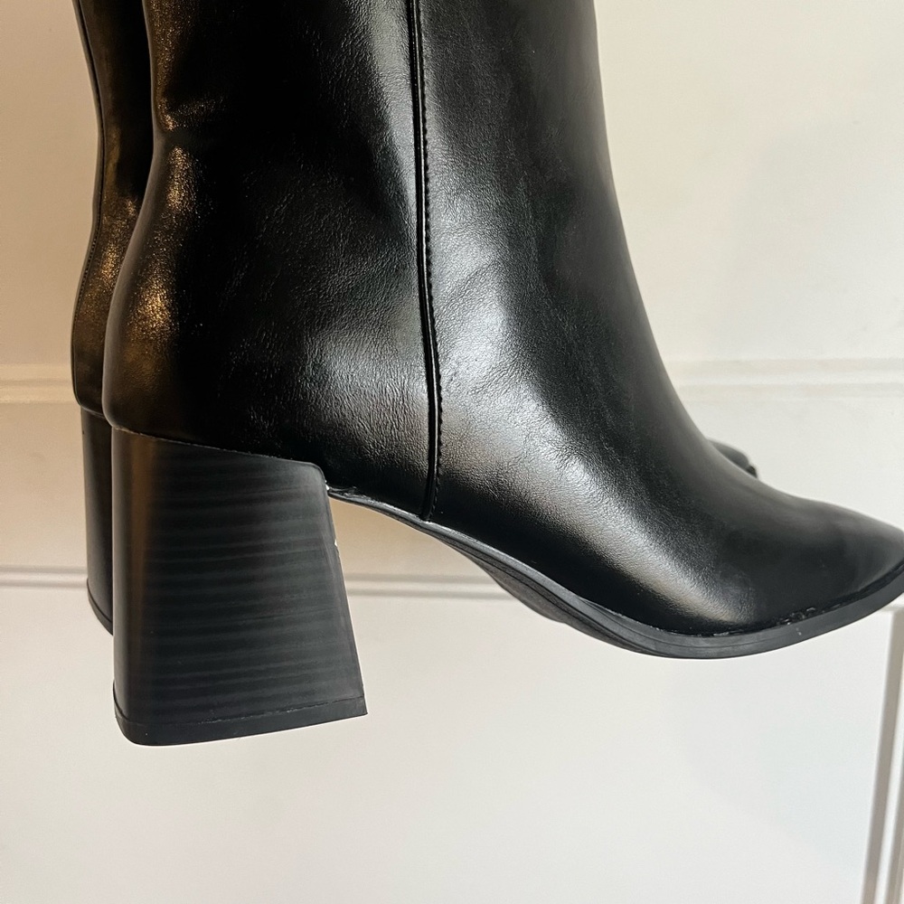 Old Navy Women’s Black Square-Toe Block Heel Boot | 10